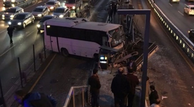 Metrobüs yolunda kaza! Seferler durduruldu