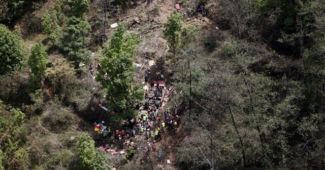 Nepal&#039;de otobüs uçuruma yuvarlandı: Çok sayıda ölü ve yaralı var