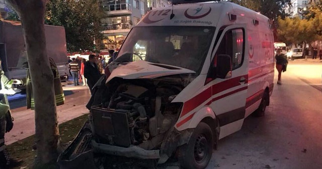 Otomobil ambulansla çarpıştı: 3 sağlık personeli yaralı