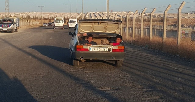 Otomobil bagajında tehlikeli yolculuk kamerada