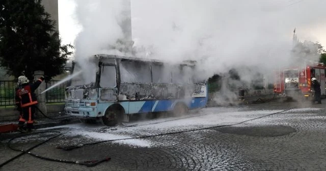 Park halindeki midibüs yandı
