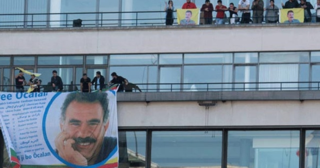 PKK yandaşları Paris&#039;te AFP binasına Öcalan posteri astı!