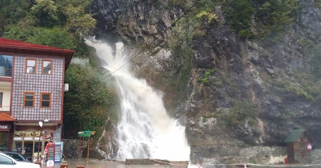 Rize&#039;de şiddetli yağmur! Bir kişi kayboldu...