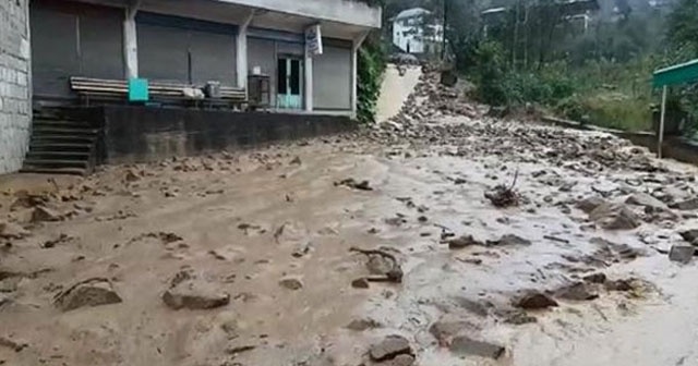 Rize&#039;deki şiddetli yağışta 10 ev yıkıldı