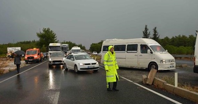 Sağanak yağış trafiği vurdu