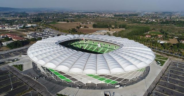 Sakaryaspor yeni stadında ilk maçına çıkıyor