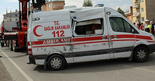 Sivas&#039;ta ambulansla otomobil çarpıştı: 1 ölü, 2 yaralı