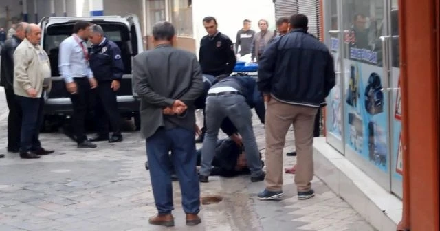 Sokak ortasında uyuşturucu krizine girdi