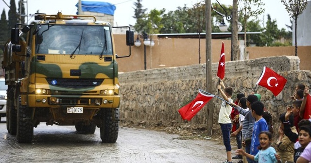 Suriye sınırındaki evlere Türk bayrağı asıldı