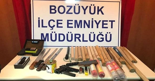 Taraftar minibüsünde döner bıçakları ve kurusıkı tabanca çıktı