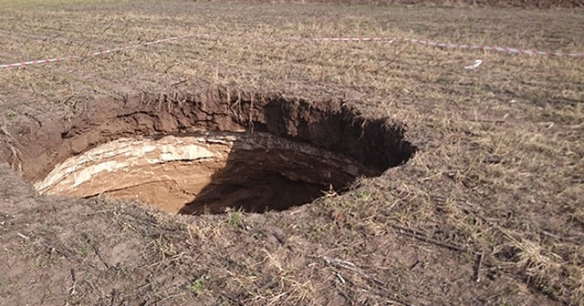 Tekirdağ&#039;da tarlada dev obruk oluştu