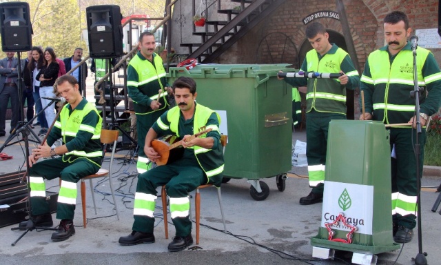 Temizlik işçileri çöpten müzik çıkardı