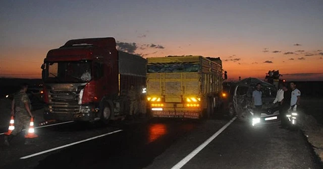 TIR ile kamyonet çarpıştı! Yaralılar var