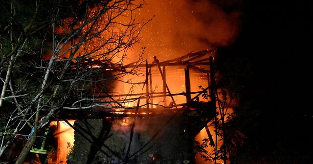 Tosya’da çıkan yangında 2 katlı ahşap ev yandı