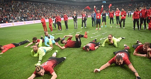 Türkiye futbol tarihinde İngiltere’yi ilk defa yendi