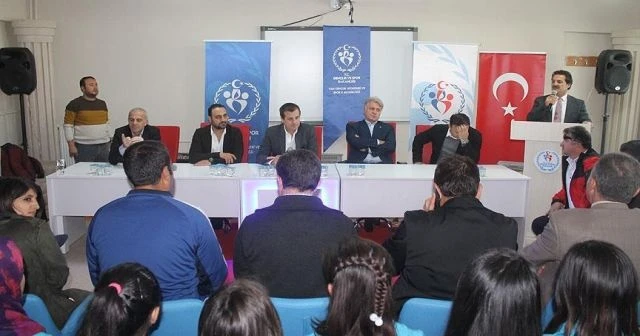 Ünlü futbolcular gençlerle buluştu