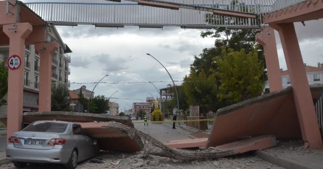 Vinç üst geçide çarptı, yıkılan beton blok otomobilin üzerine düştü