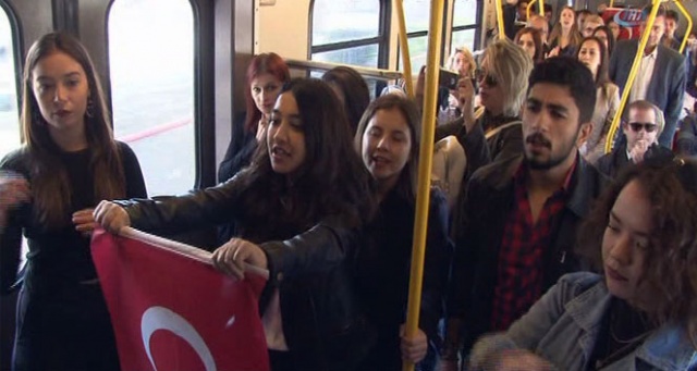 Yolcu gibi bindiler, hep bir ağızdan İstiklal Marşı okudular