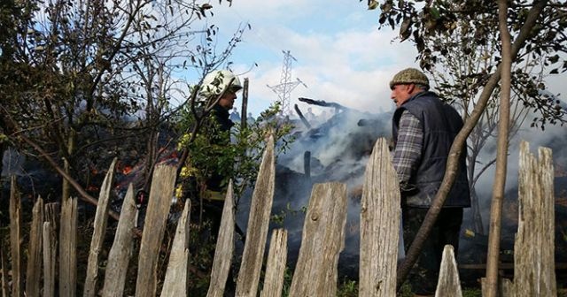 Zonguldak&#039;ta 2 samanlık kül oldu