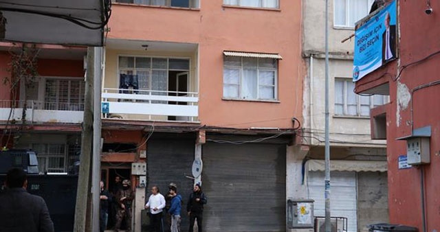 Adana&#039;da polis tarafından aranan şahıs 2 kişiyi rehin aldı