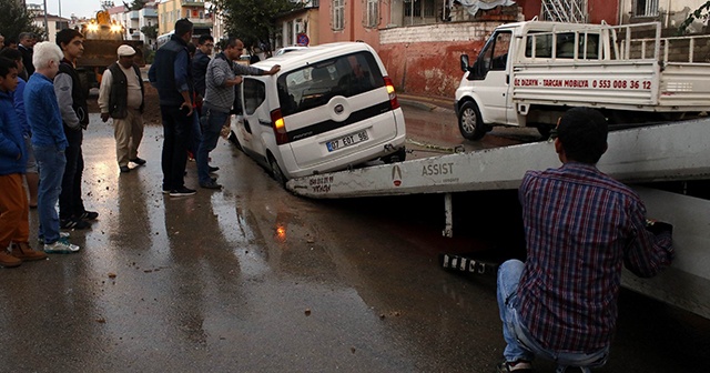 Antalya’da yol çöktü: 2 araç mahsur kaldı