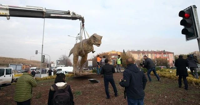AOÇ kavşağındaki dinozor maketi kaldırıldı