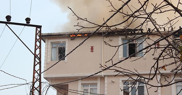 Avcılar’da ev yangınında tüpün patlama anı kamerada