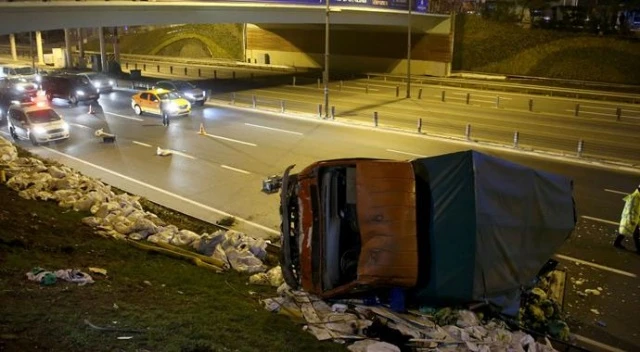 Bariyerleri yıkan kamyonet E-5'e uçtu!