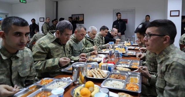 Başbakan Yıldırım, Dağlıca&#039;da askerlerle yemek yedi