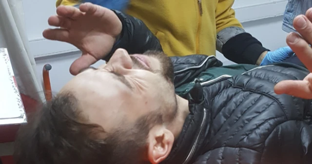 Bıçaklı saldırıya uğrayan genç hastanelik oldu