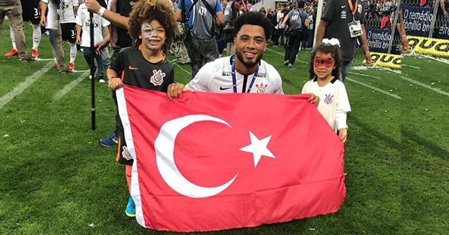 Colin Kazım’dan Türk bayraklı şampiyonluk kutlaması