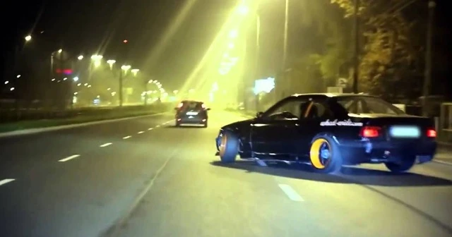 Drift atan, patinaj yapan, egzoz patlatan şimdi yandı!