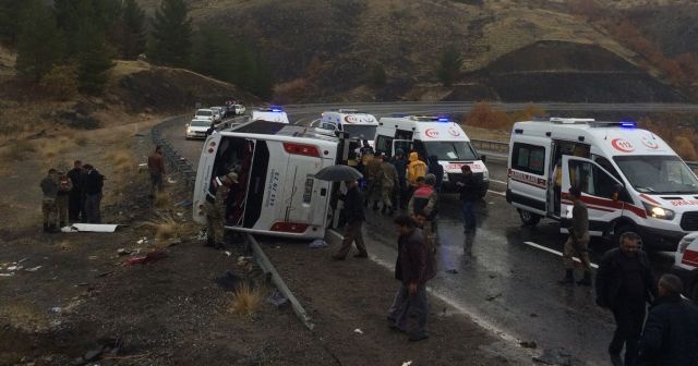 Elazığ&#039;da yolcu otobüs devrildi: Ölü ve yaralılar var