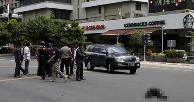 Endonezya&#039;da polis karakoluna saldırı