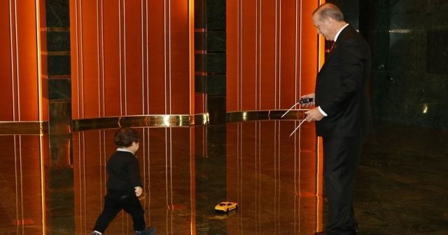 Cumhurbaşkanı Erdoğan, uzaktan kumandalı araba ile oyuna eşlik etti