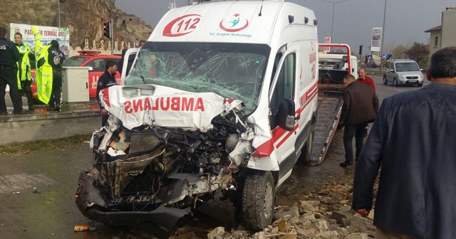 Erzurum’da ambulans traktörle çarpıştı: 7 yaralı