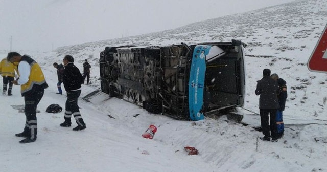 Erzurum&#039;da özel halk otobüsü devrildi