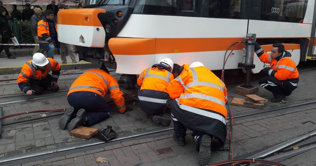 Eskişehir&#039;de tramvay raydan çıktı, ulaşım 2 saat durdu