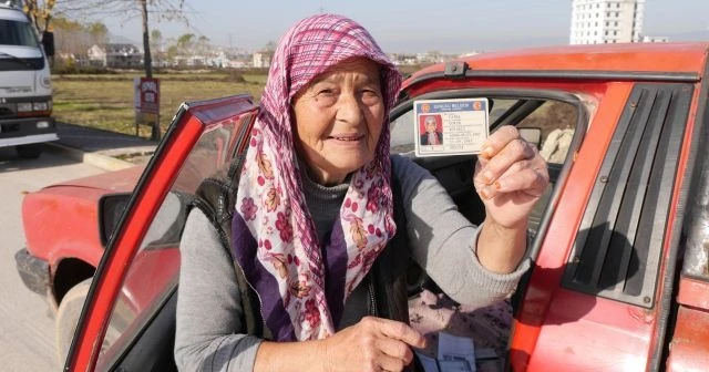 Fatma teyze kamyonet kullanarak semt pazarlarına ürün taşıyor