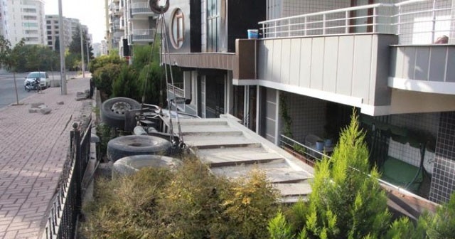 Freni boşalan kamyon apartman bahçesine girdi