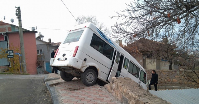 Freni patlayan minibüs bahçe duvarından aşağı düştü