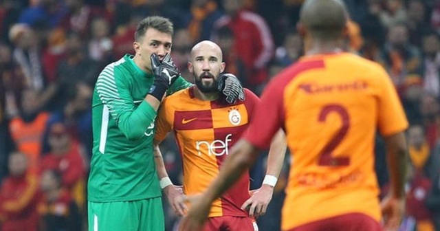 Galatasaray tribünlerinden Latovlevici&#039;ye beklenmedik tepki!