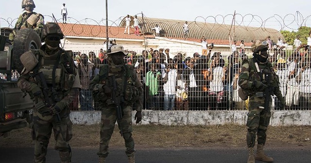 Gambiya&#039;da 12 asker darbe teşebbüsüyle suçlandı