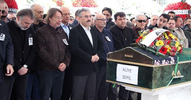 Göztepe Başkanı Sepil&#039;in annesi toprağa verildi