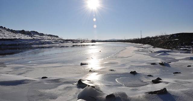 Hava sıcaklığı eksi 19’u gördü, Kars Çayı dondu