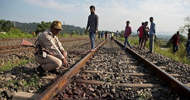 Hindistan&#039;da yolcu treni fil sürüsüne çarptı