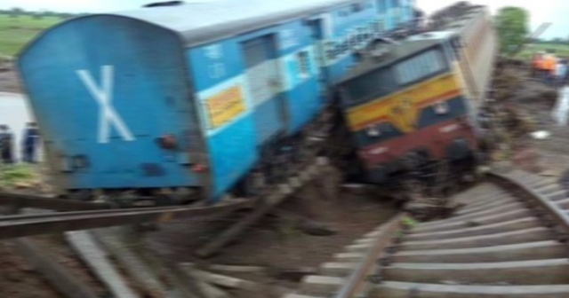 Hindistan&#039;da yolcu treni raydan çıktı: 3 ölü, 13 yaralı