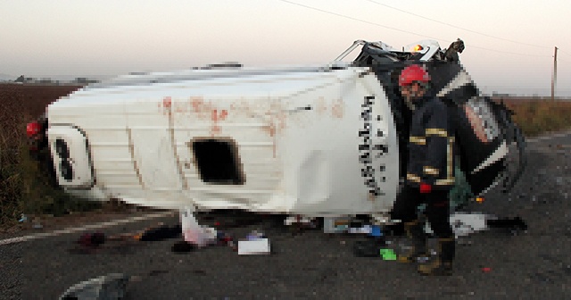 İşçileri taşıyan minibüs ile otomobil çarpıştı: 2 ölü, 18 yaralı