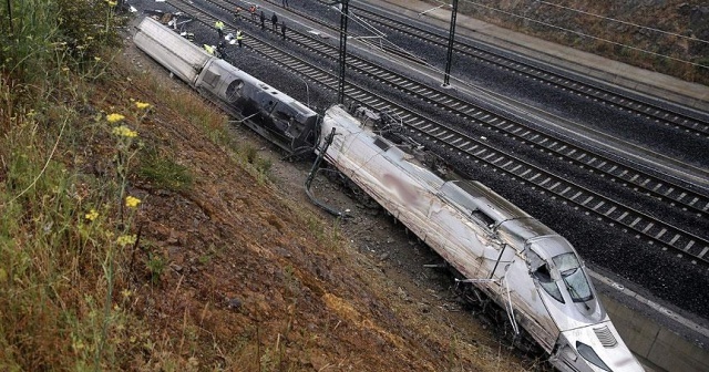 İspanya&#039;da yolcu treni raydan çıktı