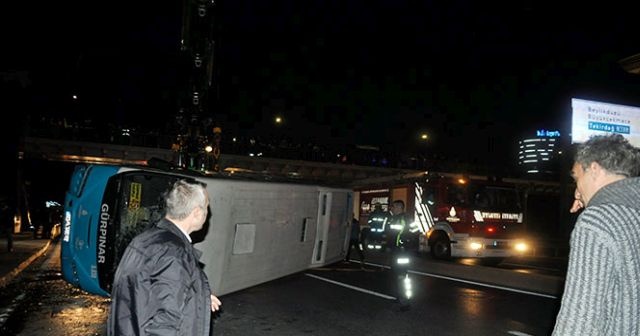 İstanbul&#039;da halk otobüsü devrildi! Yaralılar var